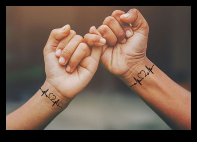 לחישות אהבה: קעקועים זוגיים בעלי משמעות אינסופית