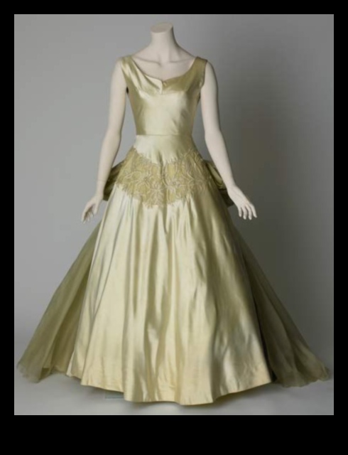 אלגנטיות ארעית: כרוניקות מעוצבות על הקרסוליים