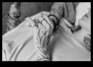 אלגוריות מקועקעות: נרטיבים סמליים פותרים