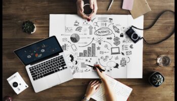 נאום מקוון: שליטה בטכניקות שכנוע בתקשורת דיגיטלית